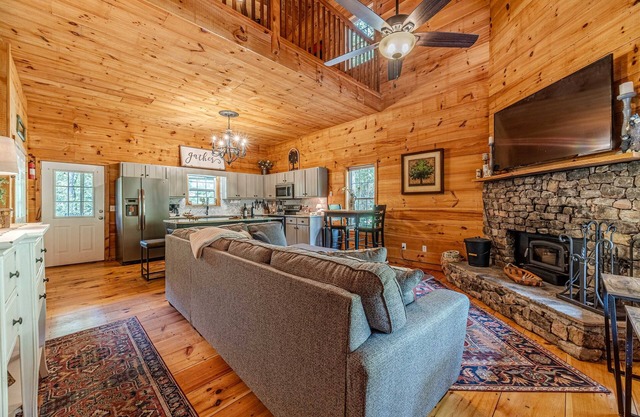 Hoo`s There Hideaway | 2BR 2BA | Hot Tub | Pool Table | Jetted Tub | Fire Pit