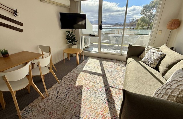 Horizons 216 - Deluxe Lake Front Studio l Pool l Tennis l Air-Con