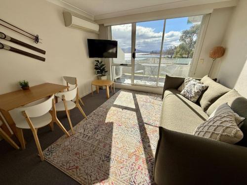 Horizons 216 - Deluxe Lake Front Studio l Pool l Tennis l Air-Con