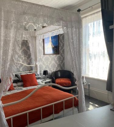 Hornby Villa- 4Star B&B-Couples & Families Only