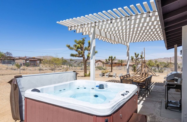 Horseshoe House - Hot Tub, Bbq And Fire Pit! 4 Bedroom Home by RedAwning