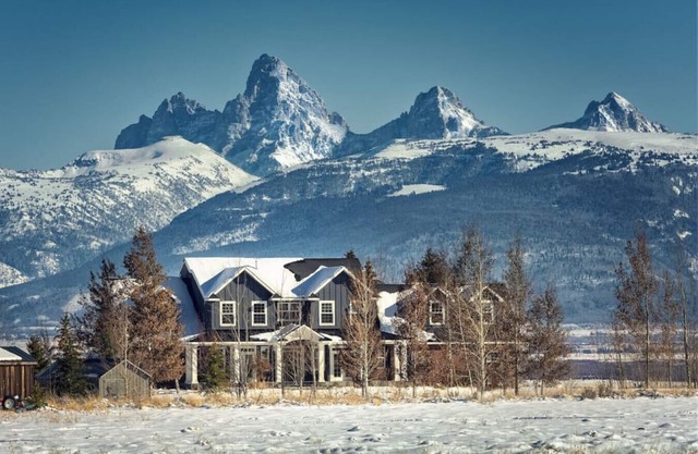 Horseshoe Lane Lodge | Chef's Kitchen, Fireplace, Game Room & Outdoor Court