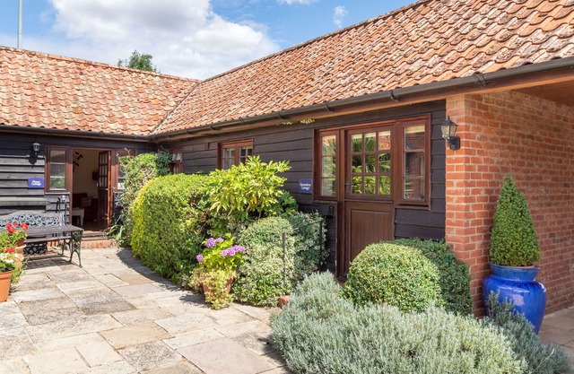 HORSESHOE, pet friendly, country holiday cottage in Little Glemham