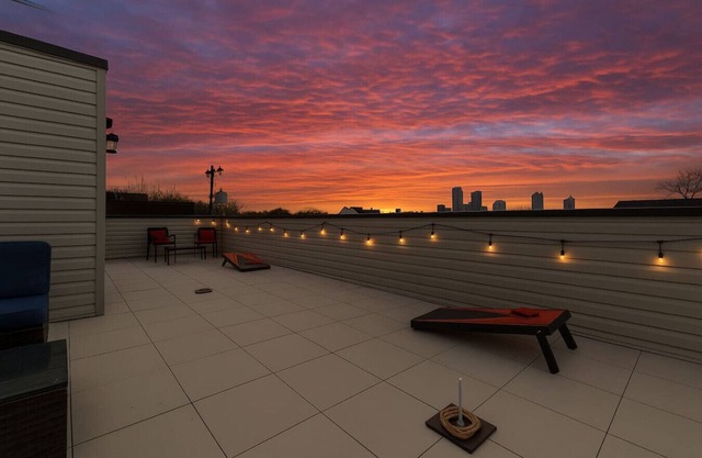 ★HostWise Stays★ Rooftop Deck ★ Garage ★ New Build ★ Great Location