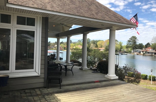 Hot Springs Fabulous!!! Lakefront, multi family friendly, great location villa!