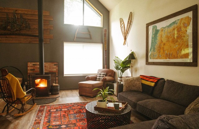 Hot Tub, 1.6 acres + Game Room| Walk to wine bar, coffee shop and more