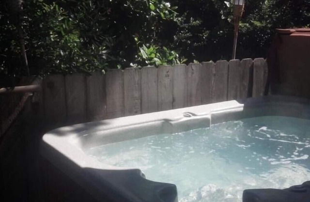 Hot Tub, 1 bed, 1bath, dog's ok, walk to beach -'Sea Star Spa'