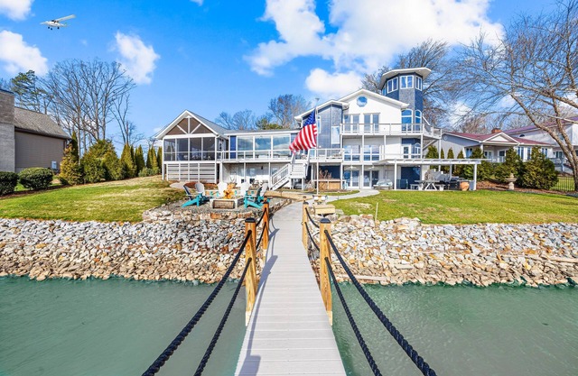 Hot Tub, 360 Lake Views, Movie Theatre, King Suite