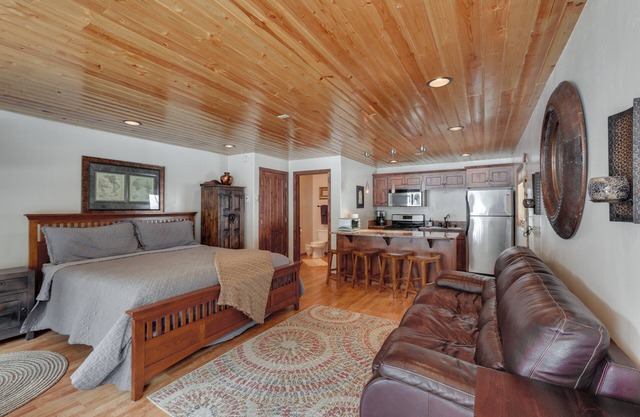 Hot Tub Access: Studio 2 Mi to Taos Ski Resort