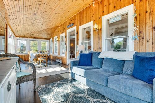 Hot Tub and Fireplace Coastal Getaway in Maine