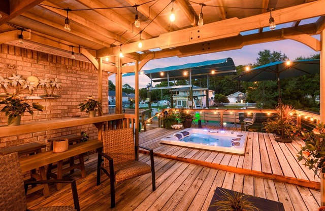 Hot tub! Boat lift! RV hookups! 13 min to Beach