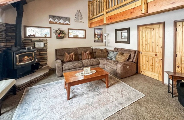 Hot Tub Cabin Near Lake | Pet-Friendly & Peaceful