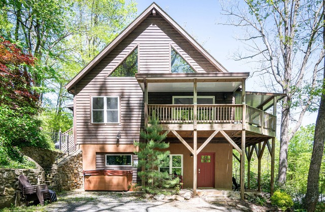 Hot Tub Cabin🏡 Pet-Friendly + Biltmore Pass | 10min to Asheville
