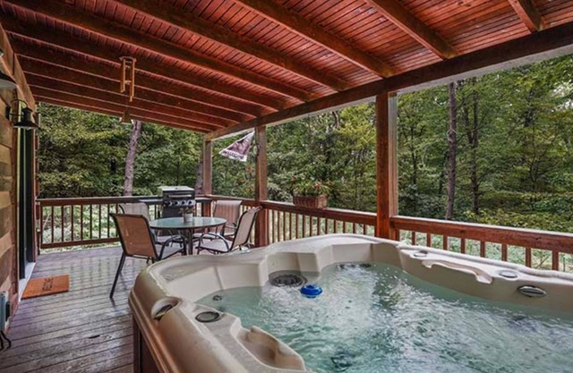 Hot Tub, Fire Pit, Close to Waterfalls and Caves