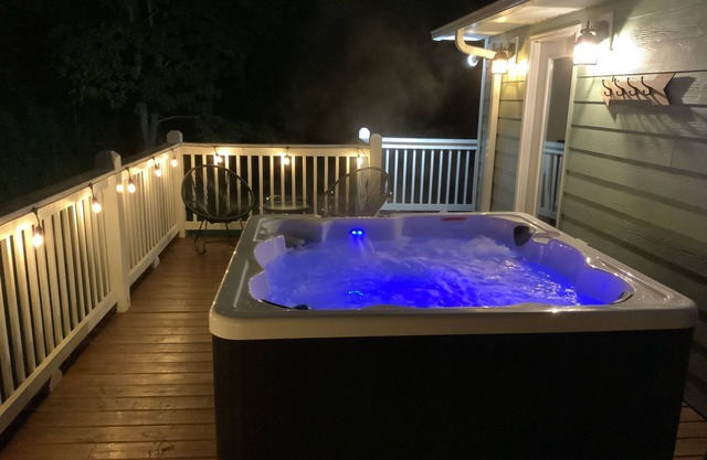 Hot Tub+Fire Pit, WiFi, Close to AVL+Burnsville! Perfect Location! Easy Access!
