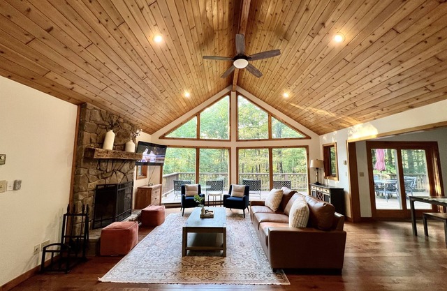 Hot Tub + Game room + EV Charger + 7 mins drive to Slopes