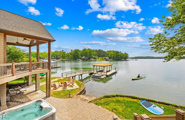 Hot Tub, Game Room, Lakefront, Kayaks & Spacious!