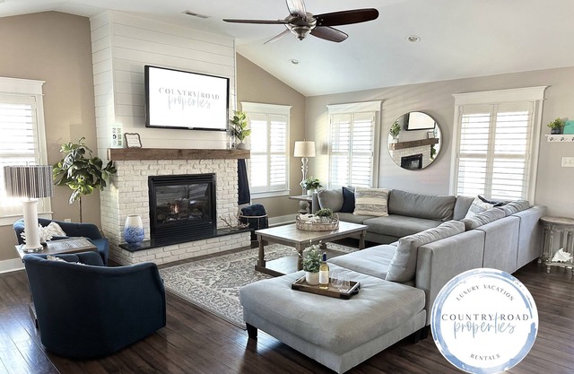 Hot Tub Holiday Escape! Fireplace, Backyard oasis, Private Beach, Close to all!