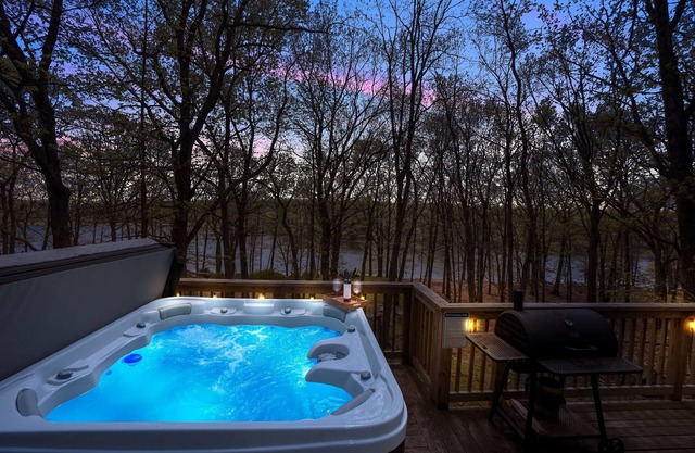 Hot Tub, Lakefront, Indoor Pool, Hiking, Arcade Games, Fireplace