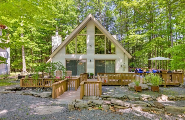 HOT TUB, Lakes, Ski Hill, Golf, Game Room & Endless Foliage, Dog friendly