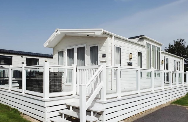 Hot Tub Lodge in the Cotswolds - Pet Friendly