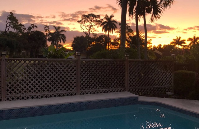 Hot tub/Pool over looking Golf course minutes To seagate and clam pass Beach
