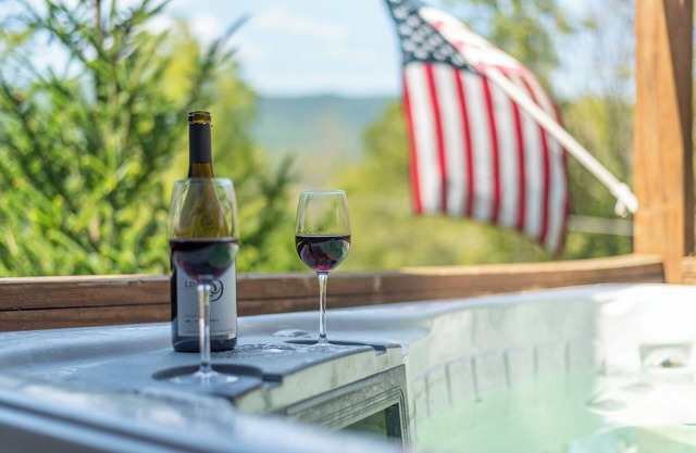 Hot Tub+River Views, Grill, Fireplace! Mtn Views, Private, 5 Min to Burnsville!