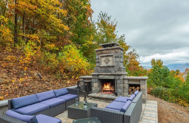 Hot Tub, Stunning Mtn Views, Close to town, Outdoor Fireplace & Private