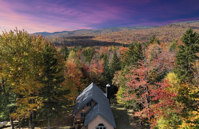 Hot Tub, Theater & Game Rooms, Fire Pit, 1 mile to Mount Snow, nearby Moover bus