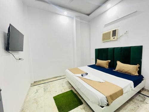 Hotel 24 Near DLF Avenue