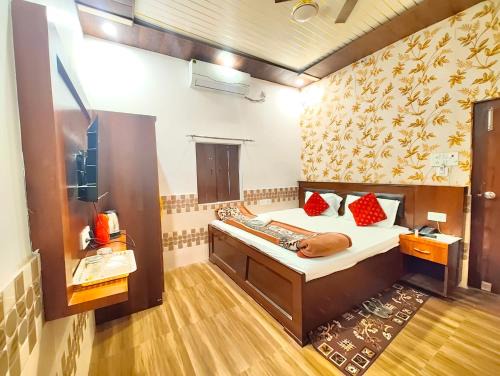 Hotel Ayodhya HNU-MAN GH -Near 400m from Ram Mandir & Hanuman Gadhi Mandir #Fully Air-Conditioning & Spacious Rooms #Free Wifi #Free Parking #Best Hotel In City