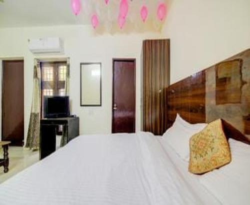 Hotel Ayodhya Palace - 400 Mtrs from HANUMAN GARHI