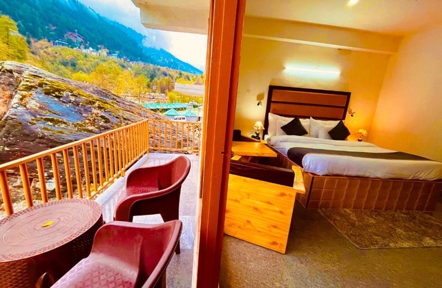 Hotel Beas River Retreat - A Riverside Hotel with Balcony