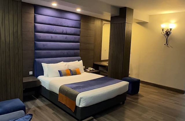 Hotel de Papae Intl