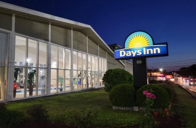 Hotel Deluxe 2 Queen Size beds in the HEART of Cape, 2 Min from Hyannis MS