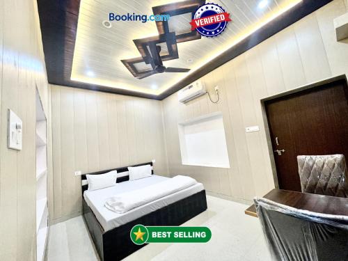 Hotel DEV VILLA GUEST HOUSE ! VARANASI fully-Air-Conditioned hotel at prime location, near Kashi Vishwanath Temple, and Ganga ghat देव विला गेस्ट हाउस, దేవ్ విల్లా గెస్ట్ హౌస్ , தேவ் வில்லா விருந்தினர் மாளிகை 90901-75000 - 2