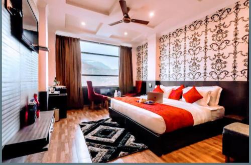 Hotel Holiday Hill, Near Mall Road, Mcleodganj# parking#Restaurant