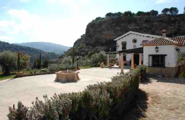Hotel in area of outstanding beauty with pool and air conditioning