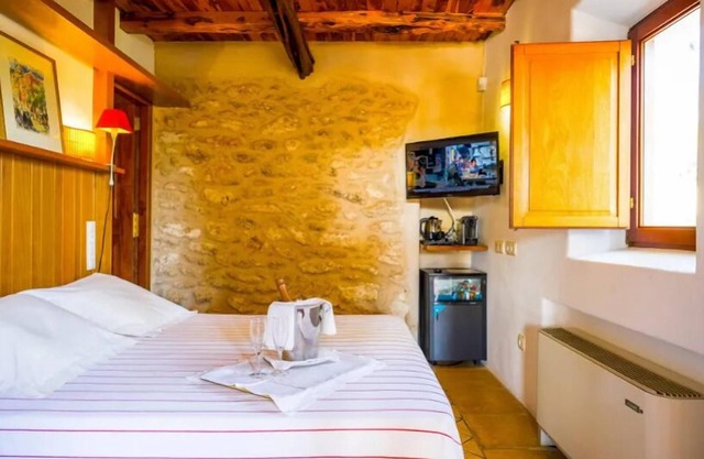 Hotel In San Rafael With Breakfast, Smoking, Air Conditioner