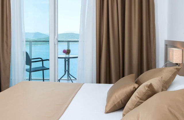 Hotel Jadran - Double Room with Balcony and Sea View 2
