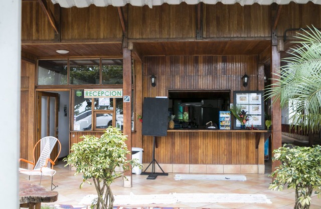 Hotel La Isla Inn