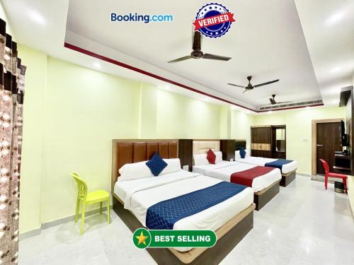 HOTEL LAXMI VILLAS ! Varanasi ! लक्ष्मी विलास లక్ష్మి విలాలు fully-Air-Conditioned hotel at prime location with Parking-wifi-LIFT availability, near Kashi Vishwanath Temple, and Ganga ghat