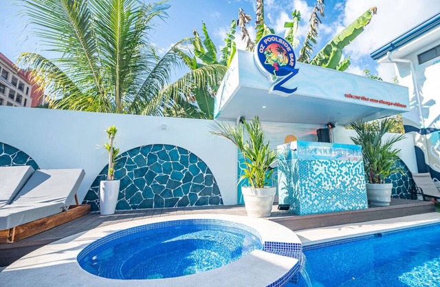 Hotel Oz Bachelor Pad Poolside Bar