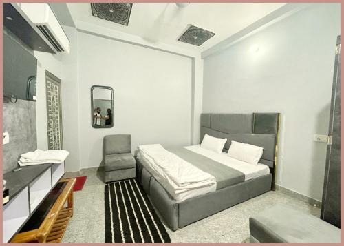 Hotel P&Palace Guest House Near Shri Kashi Vishwanath Temple - Free Wifi and Parking Facilities - Fully Air Conditioning- Best Hotel