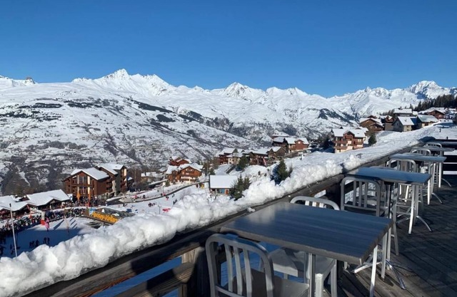 Hotel* Restaurant & Bar in the heart of Peisey-Vallandry at the foot of the slopes