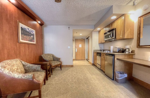 Hotel Room in the Base Area, Indoor/Outdoor Pool & Hot Tub!