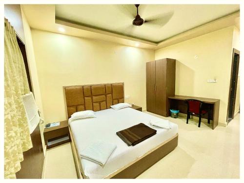 Hotel Siꓓꓓhi Vinayaka Inn Varanshi - Near Kashi Vishwanath Temple and Ganga Ghat with Fully Air Conditioned -Wi-fi #Restaurant #Parking - A Luxury Hotel In Varanasi