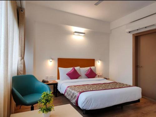 Hotel Solitaire Tower - Top Rated Area- In house Parking
