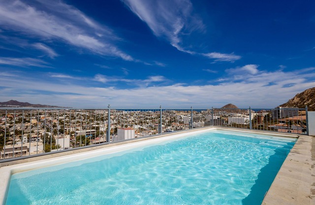 Hotel suite with ocean-view rooftop infinity pool, balconies & AC - dog-friendly