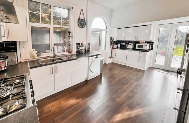 HotTub-Garden-Parking-Sleeps10-10minToTown